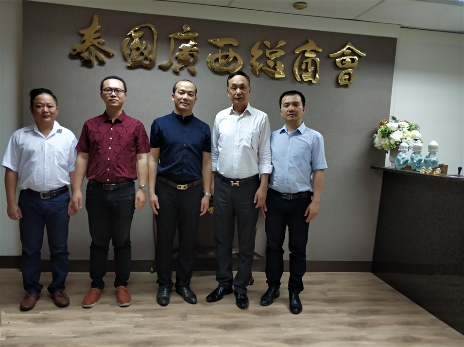 從左往右依次為國際部合伙人林健偉先生（左一），國際部總監吳琪先生（左二），執行董事粟宥朝先生（左三），商會主席李宇明（右二），國際部合伙人黃文超先生（右一）