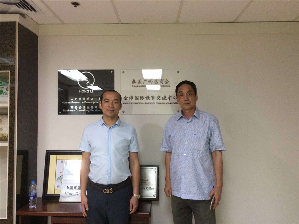 掛牌儀式中執行董事粟宥朝與總商會主席李宇明合影留念