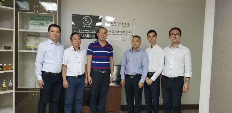 國際部合伙人黃文超（左一），林健偉（左二）國際部總監吳琪（右一）執行董事粟宥朝（左三），泰國廣西總商會副主席劉漢政（右二），泰國華人青年商會會長助理黃志乾(右三)