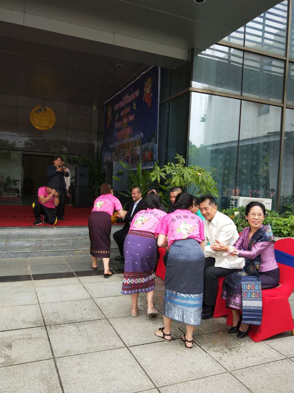 老撾駐廣西留學生代表將浸有花瓣的香水灑客人的手上，表示對嘉賓的美好祝福（圖二）