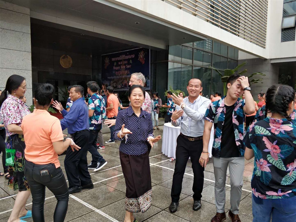 老撾駐南寧總領事萬希·維麗雅彭女士與廣西金沛教育執行董事粟宥朝先生一起在總領事館廣場載歌載舞