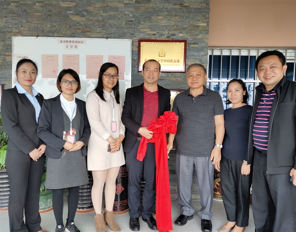 老撾國立大學校長宋西·諾潘賽（右三）、孔子學院老方院長陽梅蘭（右二）、老方副院長李建民（右一）與老撾國立大學中國代表處代表合影