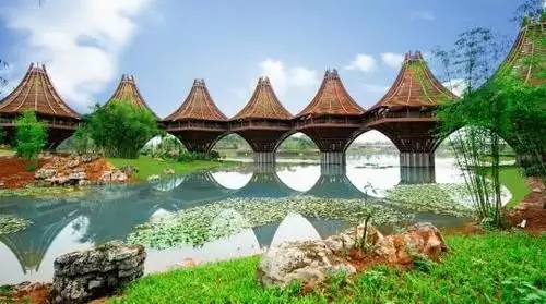 圖為中國-東盟友誼館。該建筑以廣西的風雨橋為原型，寓意“手拉手，心連心”。表達中國與東盟十國睦鄰友好、合作共贏之意。