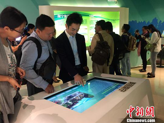 柬埔寨主流媒體采訪團參觀南寧市規劃館。