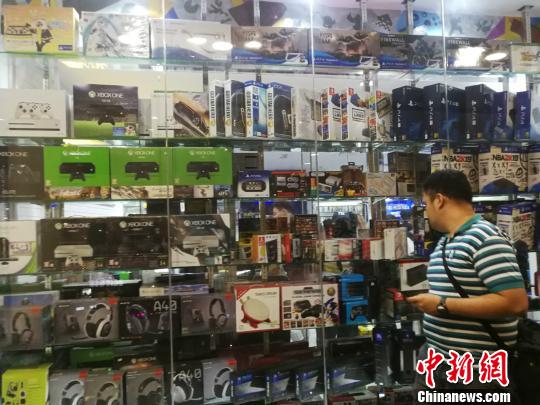 菲律賓統計局(Philippine Statistics Authority)5日發布10月份全國勞動力調查報告顯示，2018年10月就業不足率降至13.3%，而2017年10月為15.9%。圖為馬尼拉馬卡蒂一商場，貨品充足，青年人消費暢旺。 關向東 攝