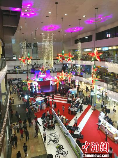 圖為馬尼拉馬卡蒂一商場，開始歲末大促銷，青年人消費暢旺。 關向東 攝