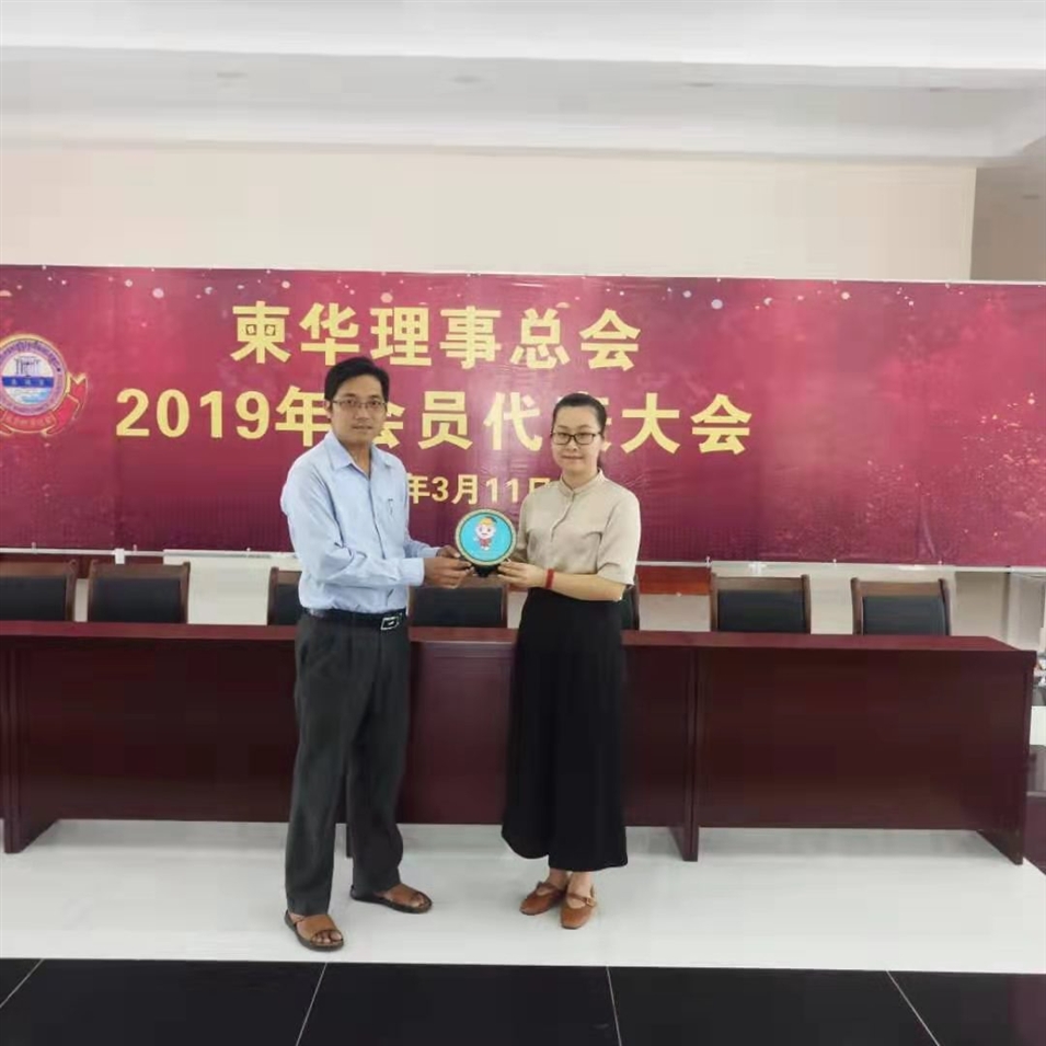 與柬華理事總會鐘耀輝秘書長合影，并交換了紀(jì)念品